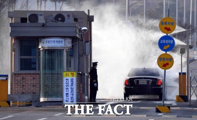 신종 코로나바이러스 감염증이 확산하며 경기 일부 지역 관내 어린이집 등이 휴업에 들어갔다. 사진은 진원지로 알려진 중국 후베이성 우한에서 귀국한 교민 200여명을 태운 버스가 지난달 31일 오전 충남 아산 경찰인재개발원으로 수용될 예정인 가운데 개발원 입구에서 차량들이 방역을 하고 있는 모습. /임영무 기자