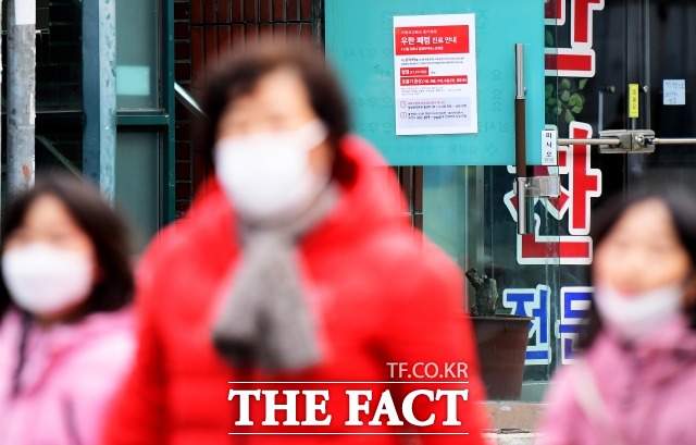 신종 코로나 바이러스 감염증 확진자가 5일간 제주 여행을 한 사실이 알려진 가운데, 2일 제주도가 해당 확진자의 동선을 공개했다. 사진은 지난달 따른 30일 오후 서울 관악구 봉천동의 한 병원 입구에 신종 코로나 진료 관련 안내문이 붙어 있는 모습. /이선화 기자