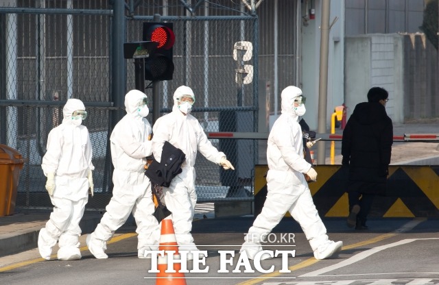 2일 기준 신종 코로나바이러스 감염증 확진자가 20명에 달하는 일본은 환자가 입원 권고에 응하지 않을 시 강제로 입원시킬 수 있는 방침을 발표·시행 중이다. 사진은 발원지로 봉쇄돼있는 중국 후베이성 우한과 인근에서 철수하는 한국인 368명을 실은 정부 전세기가 지난달 31일 오전 서울 강서구 김포국제공항에 도착한 가운데 방역요원들이 공항을 빠져나가는 모습. /임세준 기자(현장풀)