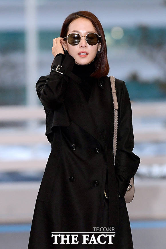 머리를 넘겨도 우아하게~