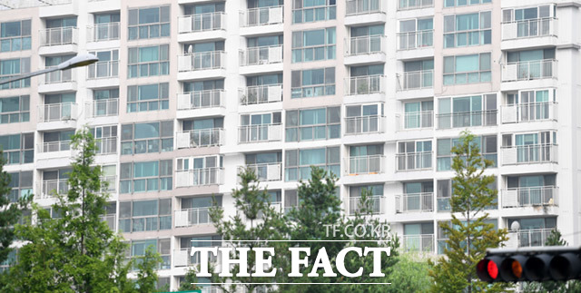 대법원이 3일 층간소음 문제로 갈등을 빚던 이웃주민을 폭행한 혐의로 기소된 40대 부부에 대해 무죄를 확정했다. 사진은 서울 도심 속 아파트단지. /더팩트 DB