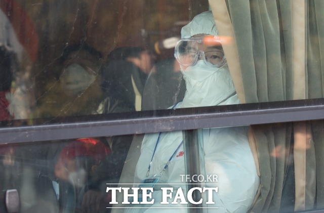 경기도 부천시는 2일 부천에서 거주 중인 12번째 신종 코로나바이러그 감염증 확진 환자 동선 확인 결과를 발표했다. 사진은 신종 코로나 발원지 중국 후베이성 우한과 인근에서 철수하는 한국인 368명을 실은 정부 전세기가 31일 오전 서울 강서구 김포국제공항에 도착해 출국 수속을 마친 교민들을 태운 버스가 공항을 빠져나가고 있는 가운데 버스에 탑승한 방역요원이 창밖을 바라보고 있는 모습. /임세준 기자(현장풀)