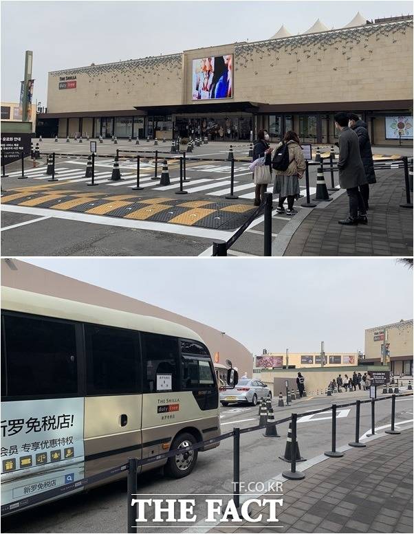 이날 중국인 고객 두 명이 신라면세점을 찾아 12번째 확진자의 정확한 방문일을 묻고 돌아갔다. 아래 사진은 12번째 확진자가 탄 버스로 해당 버스는 신라면세점으로 진입했다. /중구=이민주 기자
