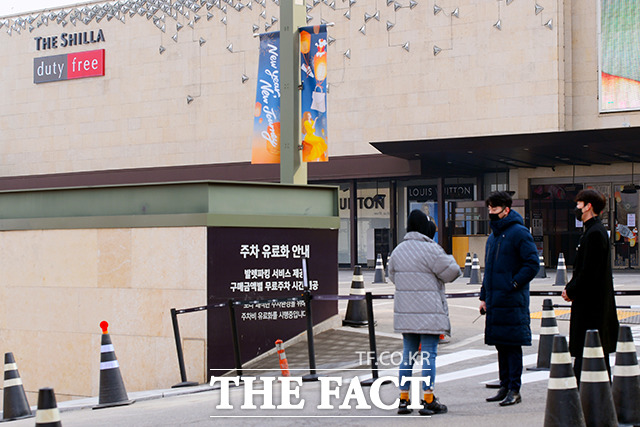 서울 중구 신라면세점 서울점이 임시 휴업에 돌입한 가운데 2일 오전 한 시민이 직원의 안내를 받고 있다. /이선화 기자