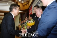 [TF포토] 청년활동가에게 꽃다발 전달하는 황교안 대표