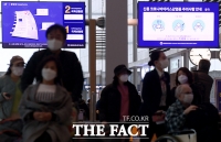 [TF포토] '마스크 착용한 공항 이용객들'