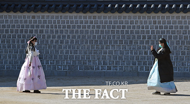 신종 코로나 바이러스 감염증 국내 확진환자가 15명으로 늘어난 3일 오후 서울 종로구 경복궁을 찾은 관광객들이 마스크를 쓴 채로 기념촬영을 하고 있다. /이동률 기자