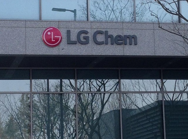 LG화학은 지난해 영업이익이 8956억 원으로 전년보다 60.1% 감소했다고 3일 공시했다. /더팩트 DB