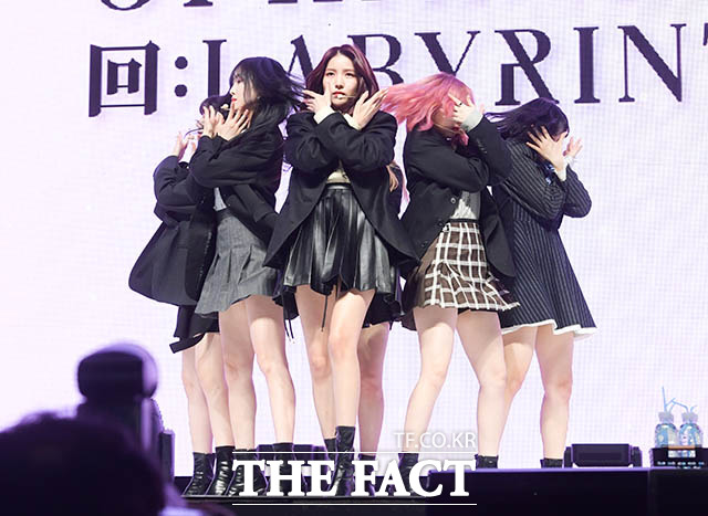 여자친구가 3일 오후 6시 새 미니앨범 回:LABYRINTH(회:라비린스)를 발표한다. 빅히트엔터테인먼트와 협업해 선보이는 첫 결과물이다. 이들은 쇼케이스를 개최하고 더 탄탄하고 견고해졌다고 밝혔다. /김세정 기자