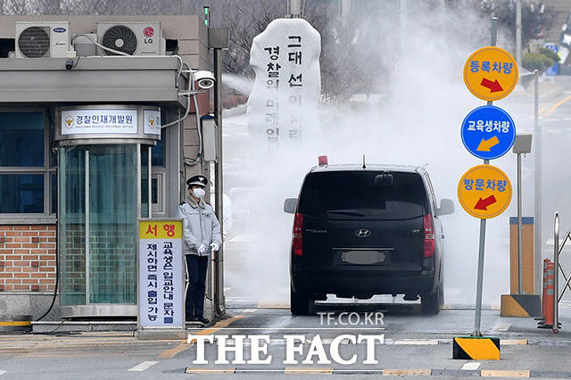 기업은행이 신종 코로나 바이러스 피해 확산과 관련해 중국 우한지점을 기업은행 중국법인 직할 체제로 일시 전환했다. 사진은 지난 1일 오전 신종 코로나 바이러스 감염증의 진원지로 알려진 중국 후베이성 우한에서 귀국한 교민들이 머물고 있는 충남 아산 경찰인재개발원 정문에서 출입 차량의 소독이 이뤄지고 있는 모습으로, 기사의 특정 사실과 무관함 /남용희 기자