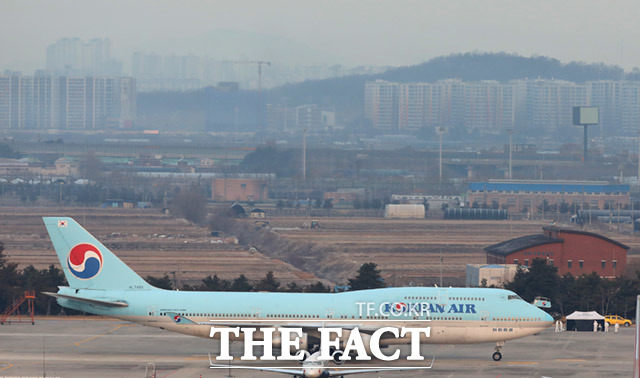 현재 국민 안전을 위해 외국인 입국 금지를 중국 지역 전면으로 확대해야 한다는 목소리가 나오고 있다. 반면, 일각에서는 중국과의 외교관계를 고려해 조심스럽게 접근해야 한다고 주장하고 있다. 지난달 31일 우한 교민을 태우고 김포국제공항에 착륙한 전세기. /임세준 기자