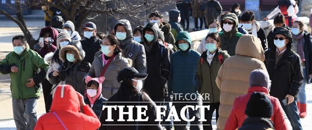 질본, 4일부터 격리기준 변경…일상·밀접 접촉자 구분 폐지[더팩트ㅣ이동률 기자] 신종 코로나 바이러스 감염증 국내 확진환자가 15명으로 늘어난 3일 오후 서울 종로구 경복궁을 찾은 관광객들이 마스크를 쓰고 관람하고 있다.