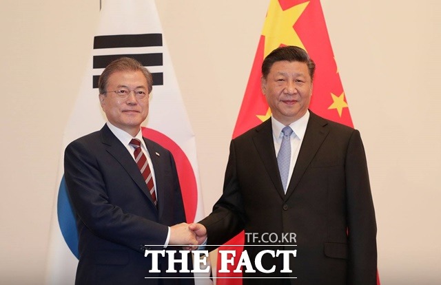 그동안 사드(THADD.고고도미사일방어체계) 배치 이후 어려웠던 한·중관계가 시진핑 중국 국가주석의 올해 상반기 방한을 앞두면서 개선될 조짐이 보였다. 지난 6월 일본 오사카 웨스틴 호텔에서 정상회담에 앞서 악수한 한중 두 정상의 모습. /청와대 제공