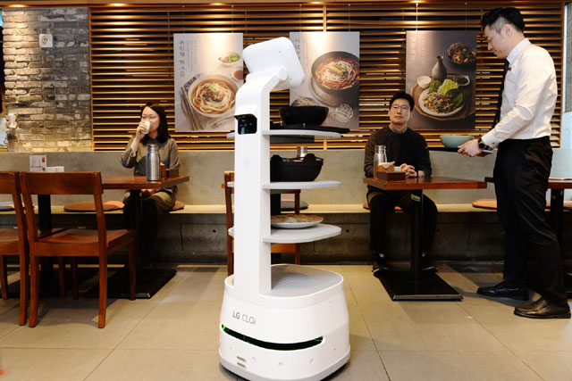 고객들이 서울 중구 CJ푸드빌 제일제면소 서울역사점에 방문해 LG 클로이 서브봇을 체험하고 있다. /LG전자 제공