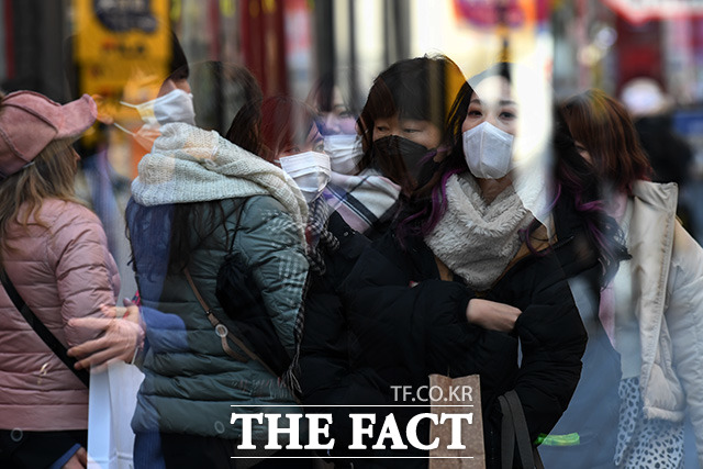 신종 코로나 바이러스 감염증 확산에 대한 불안이 커지고 있는 가운데 3일 오후 서울 중구 명동거리에 관광객과 시민들이 마스크를 착용한 채 이동하고 있다. /남용희 기자