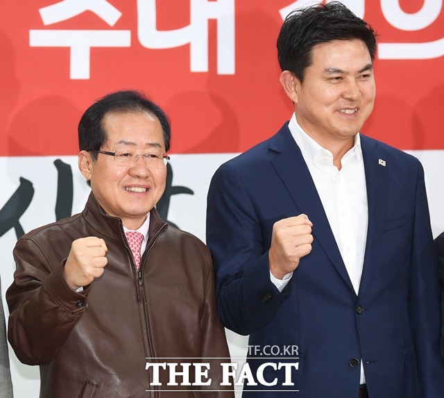 한국당 홍준표 전 대표(왼쪽)와 김태호 전 경남지사는 황교안 대표의 험지 출마 요청에도 불구하고 PK 고향 출마 입장을 고수하고 있다. /더팩트 DB