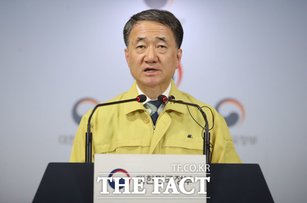 지난 2일 박능후 보건복지부 장관(중앙사고수습본부장)이 정부서울청사 브리핑룸에서 신종 코로나바이러스 감염증 관련 확대 중앙사고수습본부 회의 결과를 발표하는 모습. /뉴시스