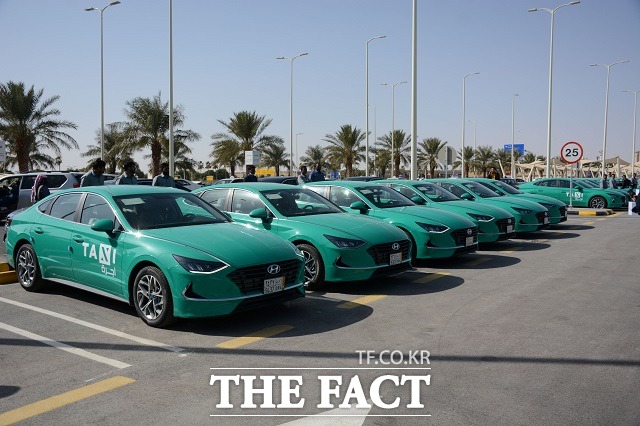 현대차가 3일 사우디아라비아 최대 운수기업 중 하나인 알 사프와에 신형 쏘나타 1000대를 공학 택시로 공급하는 계약을 체결했다고 밝혔다. /현대차 제공