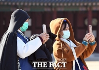 [TF포토] '마스크 쓴 고궁 관람객'