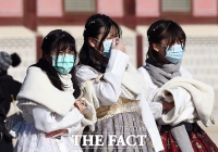 [TF포토] '고궁 관람에도 필수가 되버린 마스크'