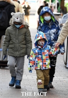 [TF포토] 신종 코로나 공포에  완전 무장한 어린이들