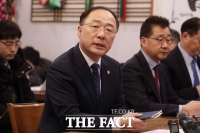 [TF포토] 소상공인과 대화 나선 홍남기