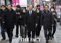 [TF포토] 명동 현장 점검하는 홍남기 경제부총리