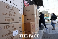 [TF포토] 약국 앞에 쌓여 있는 마스크