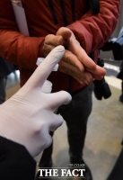 [TF포토] '입장에 앞서 손 소독은 필수'