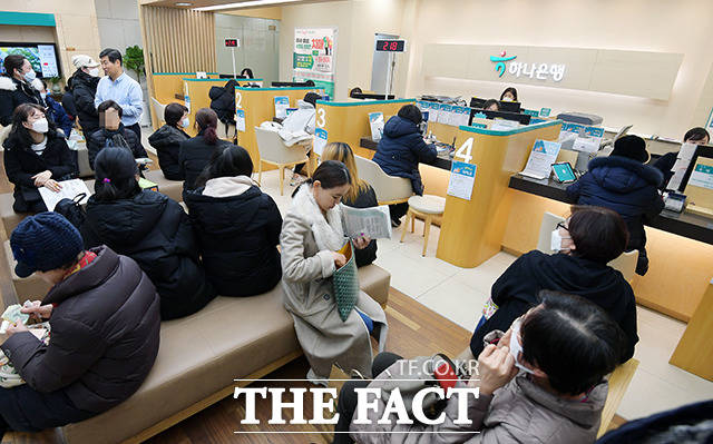 4일 오후 서울 영등포구 하나은행 영등포금융센터를 찾은 시민들이 하나은행 연 5%대 정기적금 상품에 가입하기 위해 대기하고 있다. /이선화 기자