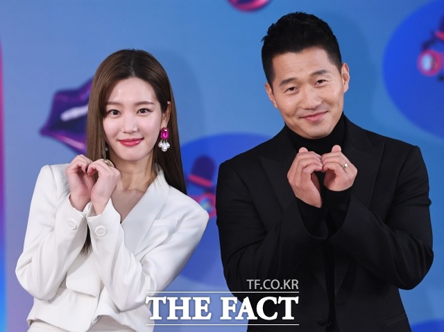 2019 KBS 연예대상 레드카펫 행사에 참석한 배우 이유비(왼쪽)와 동물훈련사 강형욱이 포토타임을 갖고 있다. / 배정한 기자
