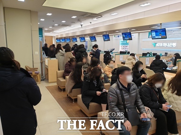 서울 중구에 위치한 한 하나은행 지점에 하나 더 적금을 가입하기 위한 고객들이 몰렸다. /중구=정소양 기자
