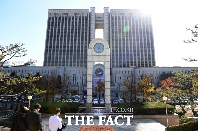 서울고법 형사항소2부(이관용 부장판사)는 7일 고 장자연 씨를 강제추행한 혐의를 받는 전직 조선일보 기자 조 모 씨에 대한 선고 공판을 열 예정이다. 사진은 서울 서초구 서울중앙지방법원·서울고등법원 전경. /남용희 기자