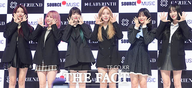 그룹 여자친구(왼쪽부터 소원, 은하, 예린, 신비, 엄지, 유주)가 3일 오후 서울 광진구 광장동 예스24 라이브홀에서 열린 미니앨범 회:라비린스(回:LABYRINTH)의 쇼케이스에 참석해 포즈를 취하고 있다. /김세정 기자