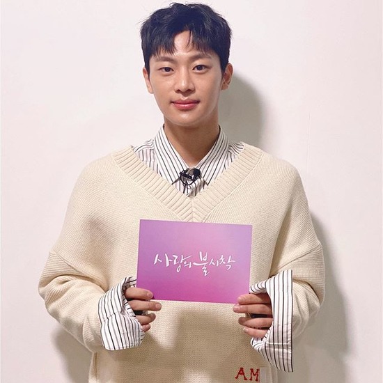 배우 이신영이 학창 시절 학교 폭력의 가해자라는 의혹에 휩싸였다. / 포레스트엔터테인먼트 SNS 캡처