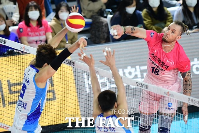 오는 5일(수) 오후 7시에 장충체육관에서 열리는 2019-20시즌 V리그 남자부 우리카드-현대캐피탈전을 대상으로 한 배구토토 매치 17회차 투표율 중간집계 결과, 참가자들은 홈팀 우리카드의 우세를 예상하는 것으로 나타났다./KOVO 제공