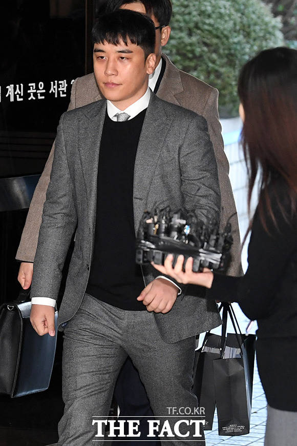 병무청이 해외 원정도박과 성매매 알선 혐의로 재판에 넘겨진 가수 승리(30·본명 이승현)에게 입영할 것을 통지했다. 승리는 성폭력범죄의 처벌 등에 관한 특례법 위반 등 7가지 혐의를 받고 있다. 사진은 영장실질심사를 받기 위해 지난 12일 오전 서울 서초구 서울중앙지방법원에 출석하는 모습. /남용희 기자