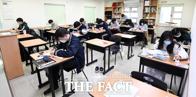신종 코로나바이러스 감염증 확산에 따른 불안이 커지고 있는 가운데 4일 오전 서울 서초구의 한 학원에서 학생들이 마스크를 낀 채 수업을 진행하고 있다. /임세준 기자