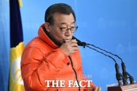 [TF포토] 이정현, '출마 선언 후 물 한 모금'