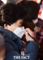 [TF포토] 마스크 쓰고 기도하는 불자들