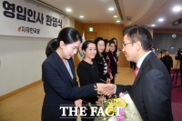 [TF포토] 여성 법조인과 악수 나누는 황교안 대표