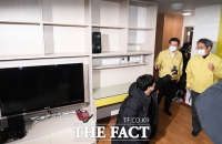 [TF포토] 중국 체류한 학생들이 격리될 기숙사 점검하는 박원순