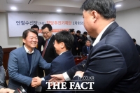 [TF포토] 창당 추진기획단과 악수하는 안철수