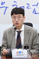[TF포토] 새로운보수당 찾은 김웅 전 부장검사