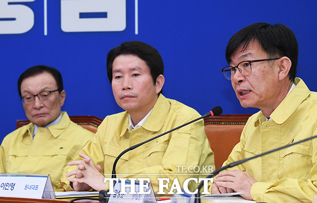 모두발언 하는 김상조 청와대 정책실장(오른쪽)