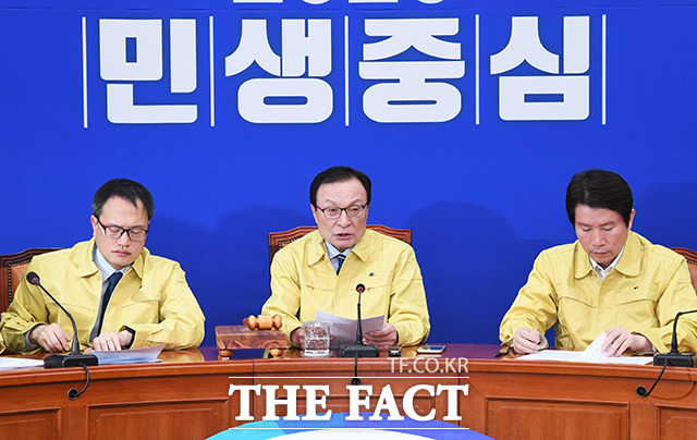 더불어민주당 최고위원회의가 5일 오전 서울 여의도 국회 당대표회의실에서 열린 가운데 이해찬 대표(가운데)가 발언을 하고 있다. / 국회=배정한 기자