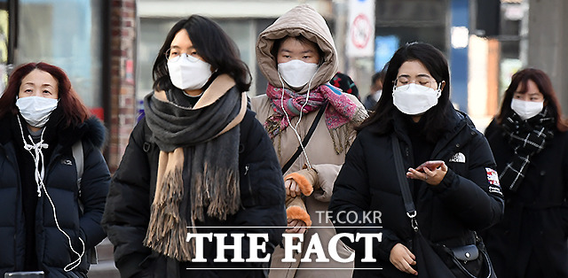 기상청은 목요일인 6일도 전국이 영하권을 보이는 한파가 이어지며 춥겠다고 예보했다. 이날 서울의 아침 기온은 영하 12도로 춥겠다. /이새롬 기자