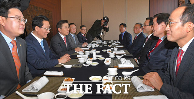 4일 TK 지역 의원들이 황교안 자유한국당 대표(왼쪽에서 세 번째)를 여의도 한 중식당에서 만나 공천 물갈이에 대한 항의 입장을 전달한 것으로 알려졌다. /남윤호 기자