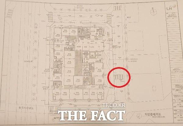 한국토지주택공사(LH)가 작성한 읍내행복주택 기본설계도서. 도면에 표시된 횡단보도는 실제로는 사진상 훨씬 윗부분인 주차장 출입구 앞에 위치해있다. 기존 횡단보도를 임의로 삭제하고 제멋대로 위치를 아래로 옮긴 셈이다. /윤정원 기자