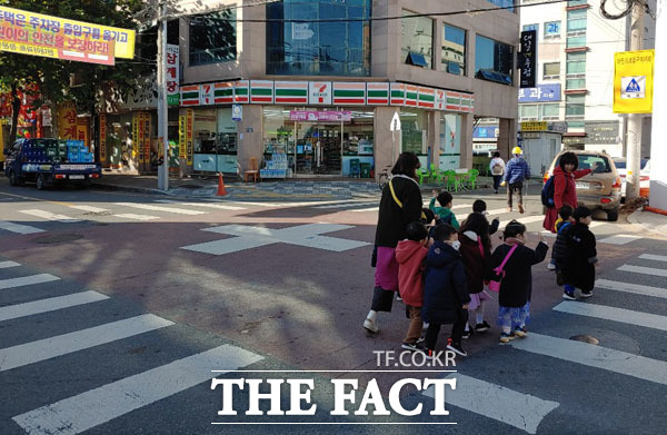 읍내행복주택 사업지 앞 사거리 횡단보도의 모습. 이곳은 어린이보호구역으로 지정돼 있다. /윤정원 기자